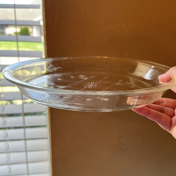 Vintage Pyrex Deep Dish Pie Plate with Rare Berry Etched Design and Cutting Grid - Picture 4 of 4